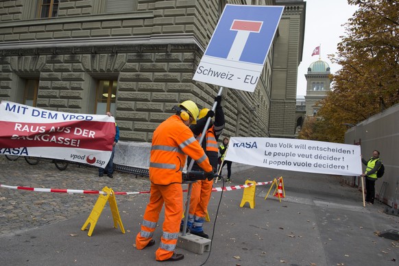 Aktivistinnen- und Aktivisten deponieren im Namen des Komitees &quot;Raus aus der Sackgasse&quot; (RASA) 110 000 Unterschriften bei der Bundeskanzlei am Dienstag, 27. Oktober 2015, in Bern. Volk und S ...