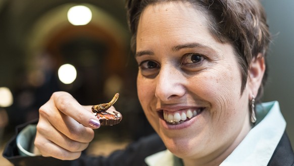 Nationalraetin Isabelle Chevalley, GLP-VD, praesentiert an ihrem Insektenapero ein Schokolade Praline garniert mit einer jungen Feldheuschrecke, am Montag, 10. Maerz 2014 an der Fruehlingssession der  ...