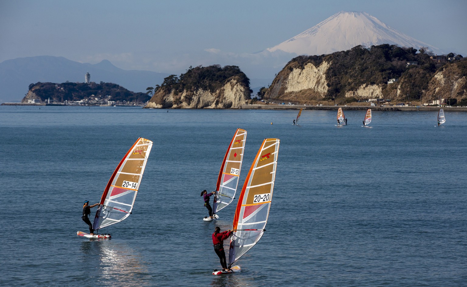 Segel- und Windsurf-Wettkämpfe finden in Enoshima statt – mit Blick auf den Mount Fuji.