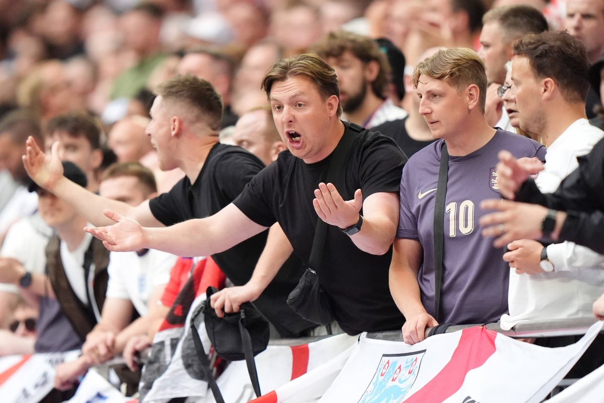 England v Slovakia - UEFA EURO, EM, Europameisterschaft,Fussball 2024 - Round of 16 - Arena AufSchalke England fans react during the UEFA Euro 2024, round of 16 match at the Arena AufSchalke in Gelsen ...