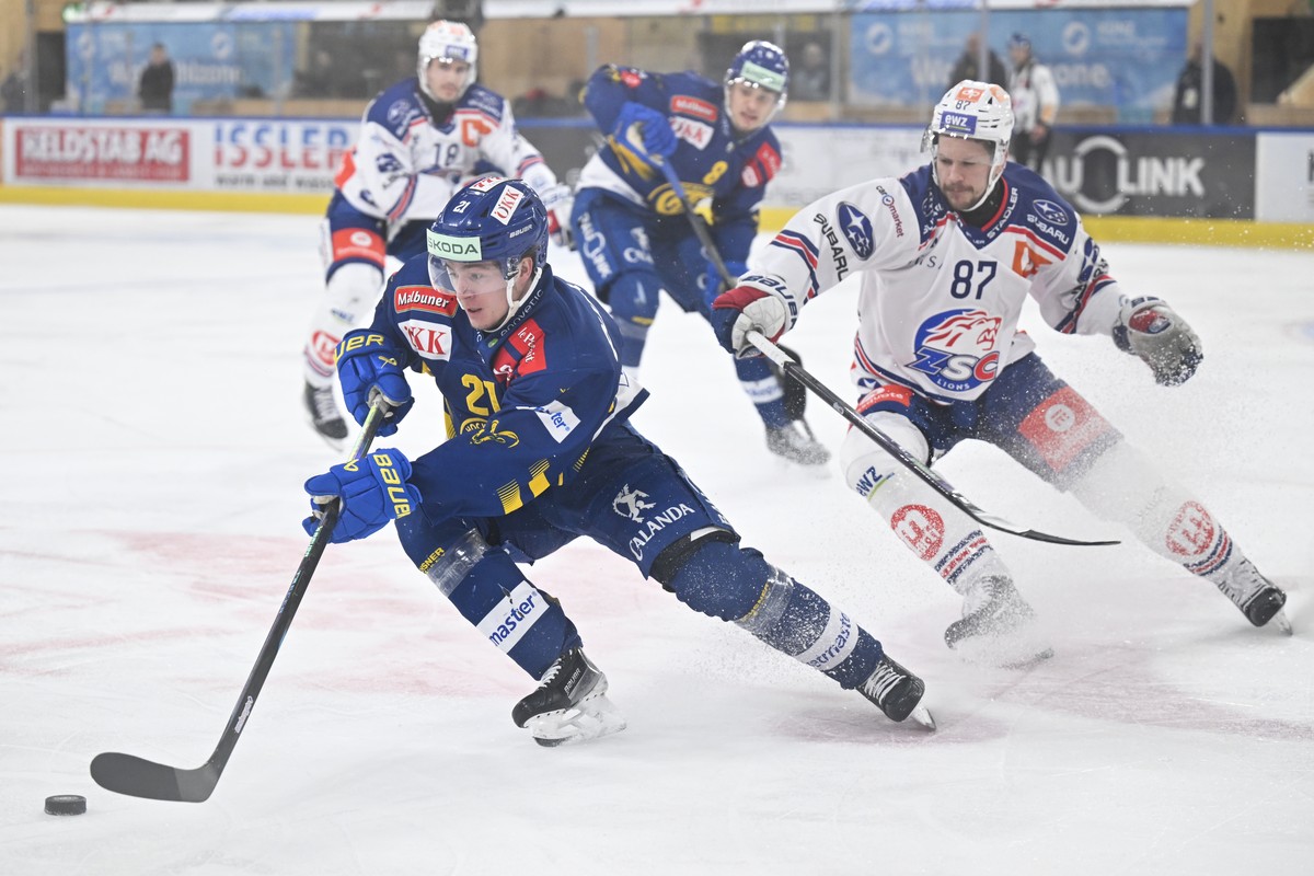 Julian Parree (HCD), links, gegen Yannick Blaser (ZSC), beim vierten Eishockey Playoff Halbfinalspiel der National League zwischen dem HC Davos und den ZSC Lions, am Samstag, 5. April 2025, in der zon ...