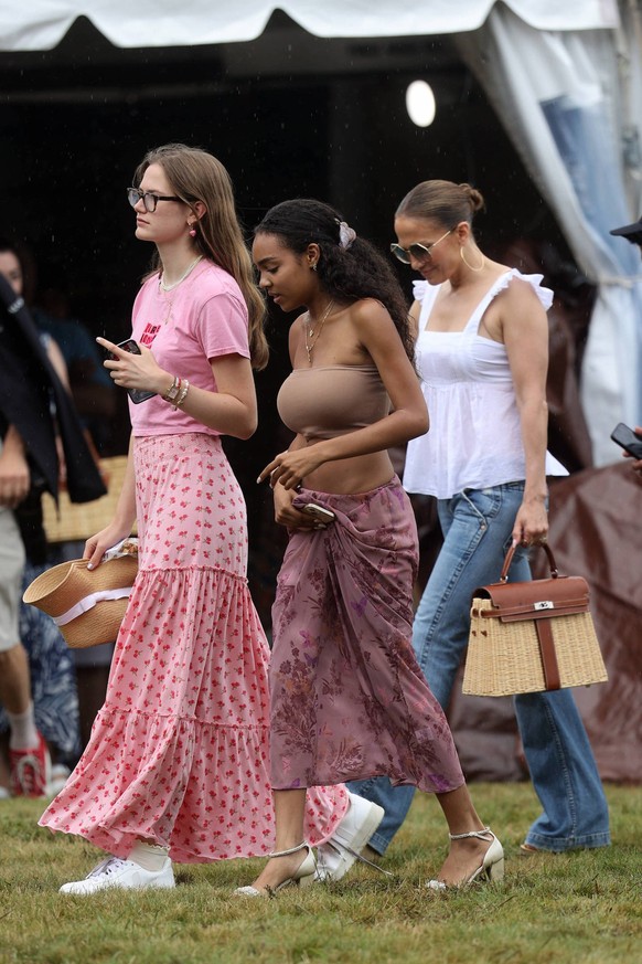 EXCLUSIVE Exclusive Jennifer Lopez and stepdaughter Violet Affleck are all smiles shopping in the Hamptons. Lopez is seen still wearing her wedding ring. Featuring: Jennifer Lopez and Violet Affleck W ...