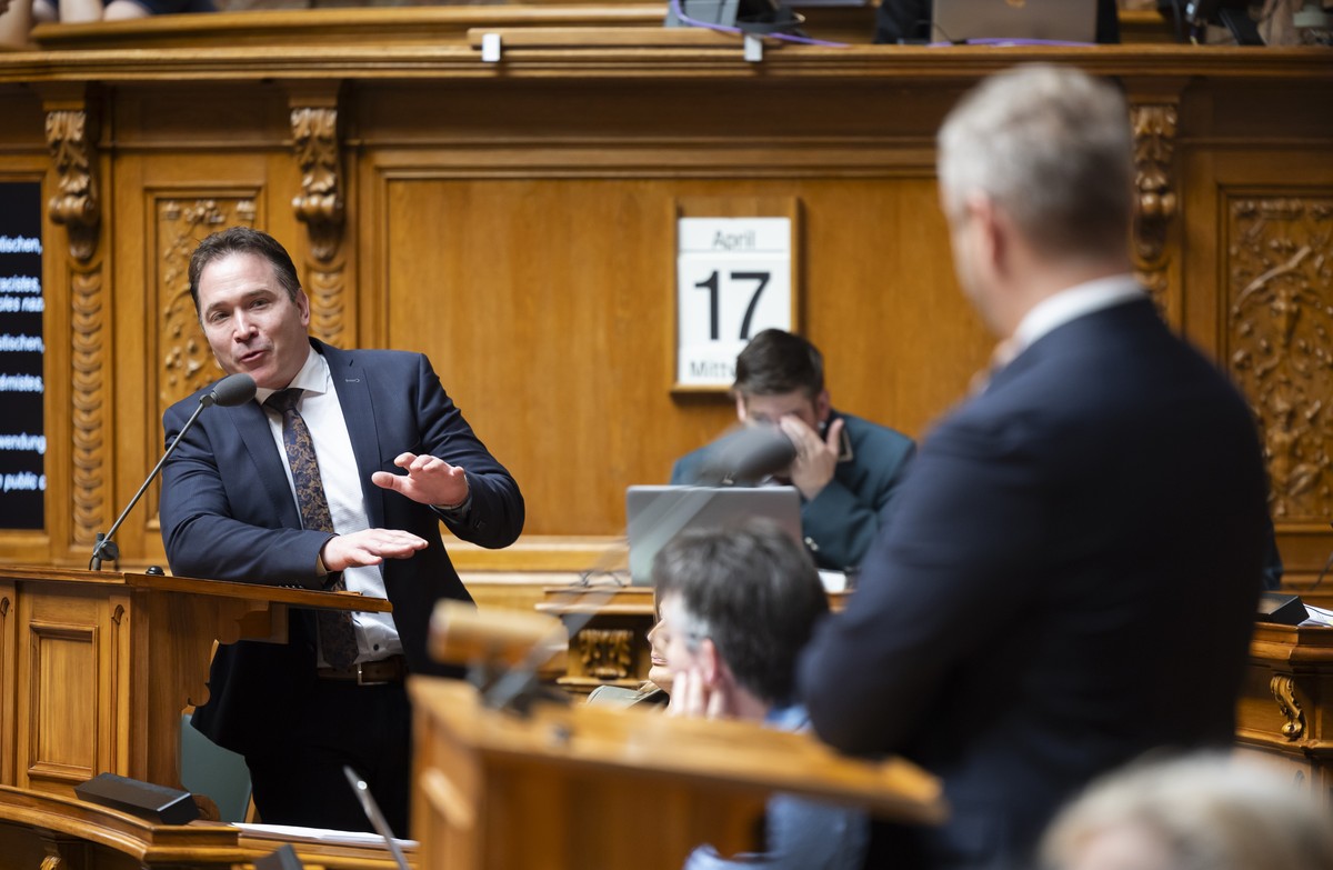 Michael Graber (UDC/VS) pose une question à Raphael Mahaim (Vert/VD), pendant le débat sur l'interdiction des symboles nazis.