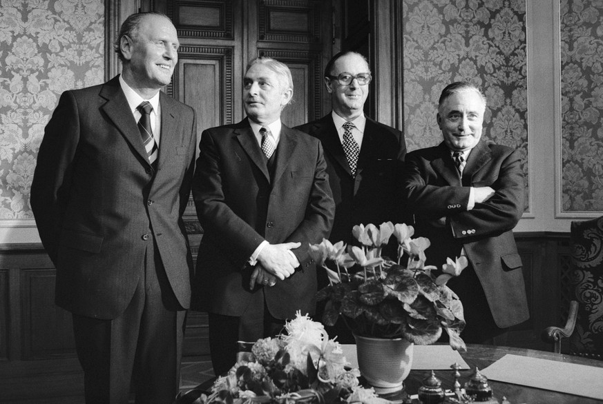 Die neuen Bundesraete Willi Ritschard, SP, links, Bundespraesident Ernst Brugger, zweiter von links; Hans Huerlimann, CVP, zweiter von rechts und Georges-Andre Chevallaz, FDP, rechts, stehen nach ihre ...
