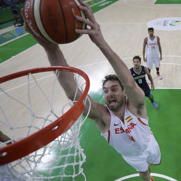2016 Rio Olympics - Basketball - Preliminary - Men&#039;s Preliminary Round Group B Spain v Argentina - Carioca Arena 1 - Rio de Janeiro, Brazil - 15/08/2016. Pau Gasol (ESP) of Spain dunks. REUTERS/E ...