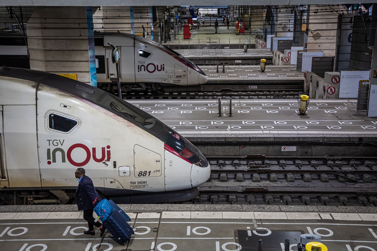 epa11157282 Passengers walk past a train at Montparnasse train station during a strike of highspeed TGV trains controllers of the French national railway company 'SNCF' in Paris, France, 16  ...