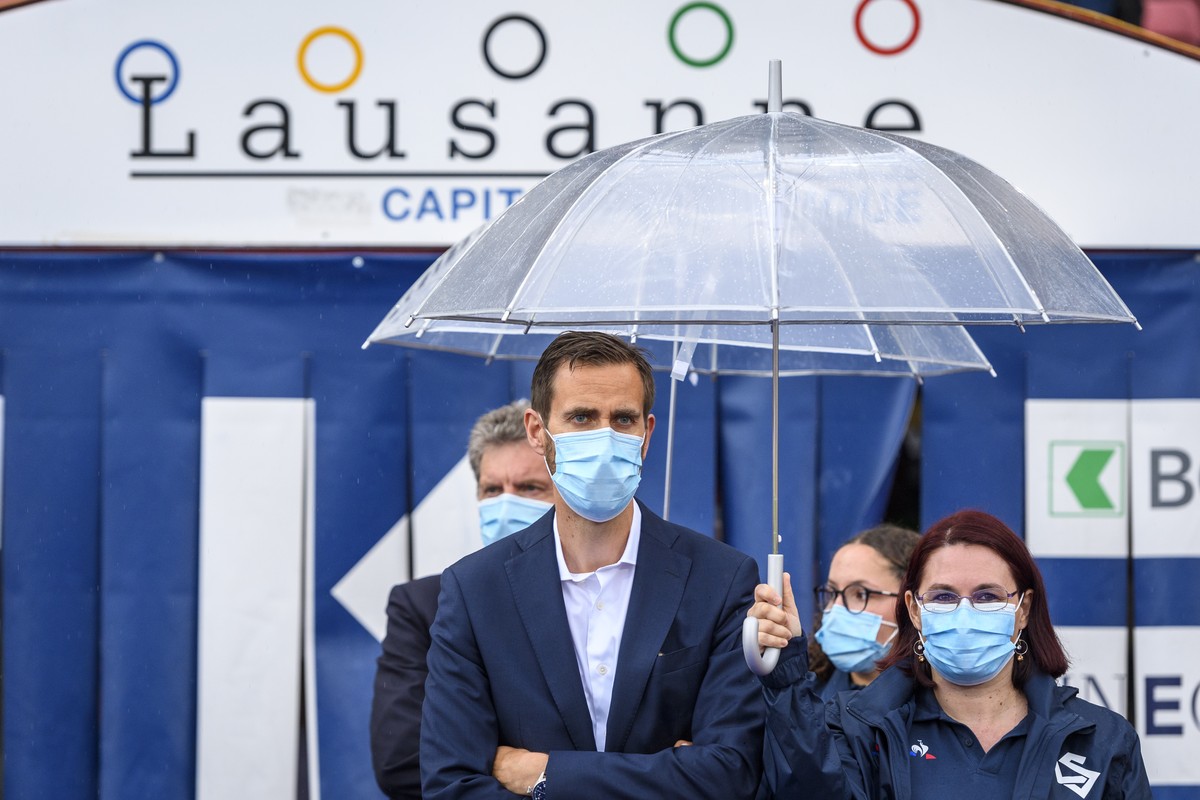 Le CEO de la Swiss Football League, SFL, Claudius Schaefer porte un masque de protection facial lors de la remise des medailles au joueur du FC Lausanne-Sport le gardien Thomas Castella, deuxieme depu ...