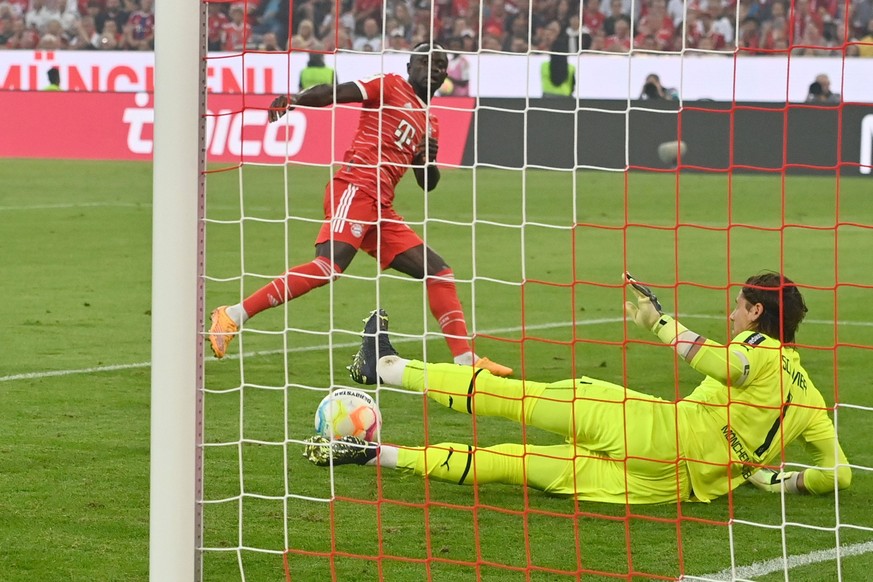Im Spiel gegen Bayern München stellte Sommer einen neuen Rekord in der Bundesliga auf und brachte mit seinen Paraden sogar den Top-Stürmer Sadio Mané (im Hintergrund) zum Verzweifeln.