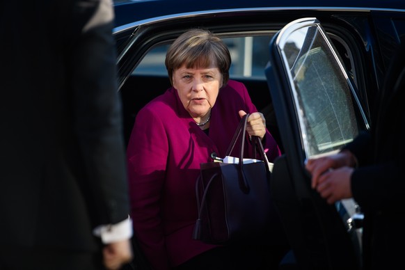 Bundeskanzlerin Angela Merkel (CDU) kommt zu den Koalitionsverhandlungen von CDU, CSU und SPD am 6. Februar 2018 vor der CDU-Parteizentrale, dem Konrad-Adenauer-Haus in Berlin. (KEYSTONE/DPA/Kay Nietf ...