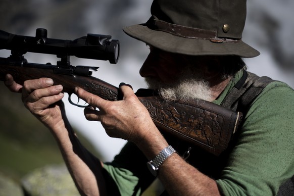 Jaeger Peter Marugg demonstriert die Haltung seines Gewehres, das kunstvolle Schnitzerein im Schaft aufweist, aufgenommen in der zweiten Woche der Buendner Hochjagd, am Donnerstag, 19. September 2019, ...