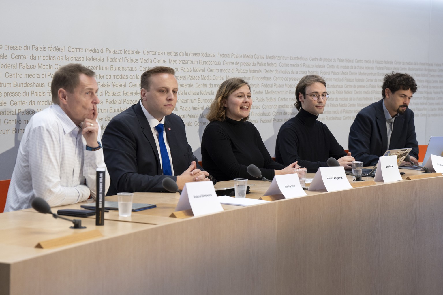 Roland Buehlmann, Freunde der Verfassung, Nils Fiechter, Praesident Junge SVP-BE, Monica Angwerd, Kommunikation, Jonas Sulzer, Kampagnenleiter und Samuel Kullmann, Grossrat EDU-BE, von links, vom Nein ...