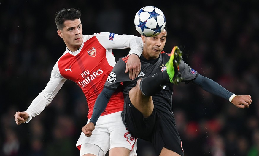 epa05835260 Arsenal's Granit Xhaka (L) vies for the ball with Bayern's Thiago Alcantara (R) during the UEFA Champions League Round of 16, second leg soccer match between Arsenal FC and Bayern Munich a ...