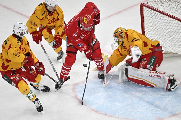 Der Laker Valentin Hofer, links, beraengt den Tigers Torhueter Luca Boltshauser, rechts, im Eishockeyspiel der National League zwischen den SC Rapperswil-Jona Lakers und den SCL Tigers am Freitag, 4.  ...