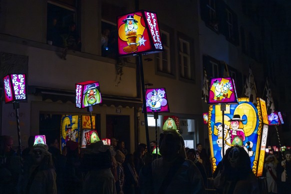 Fasnachtscliquen ziehen mit Laternen durch die Strassen am Morgenstreich in Basel, am Montag, 10. Maerz 2025. Mit dem Morgestraich beginnen am Montagmorgen um 04:00 Uhr die drey scheenschte Daeaeg in  ...