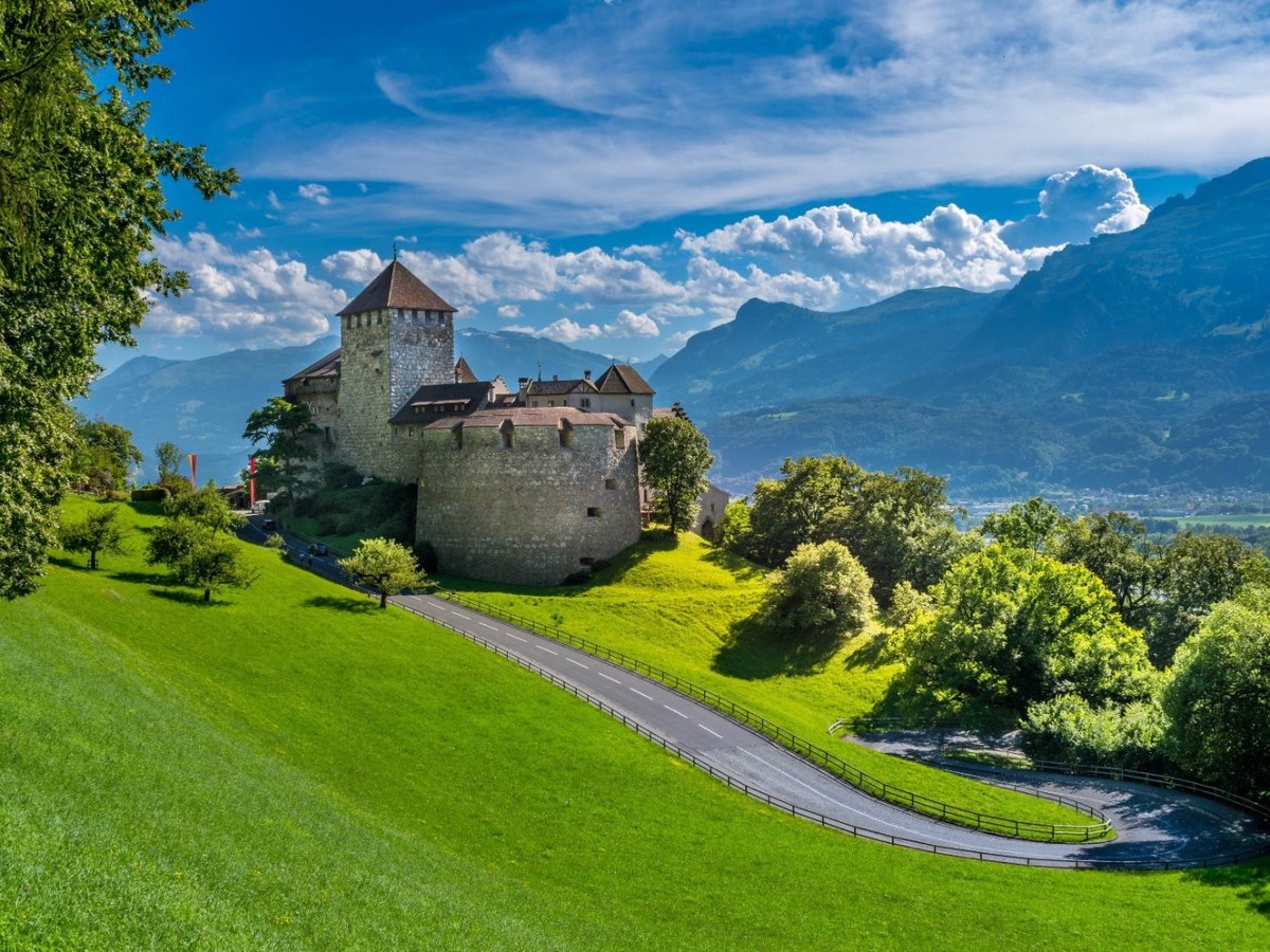 Le château de Vaduz constitue le principal monument du pays. Il couronne la capitale, Vaduz, de ses tours et fortifications.