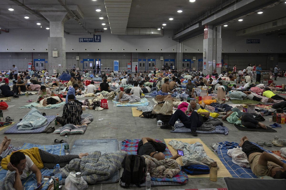 KEYPIX - epa13104682 Workers rest at a shelter set up ahead of Typhoon Bavi's landfall, in Wenzhou, Zhejiang province, eastern China, 11 July 2026. China's National Meteorological Center (NM ...