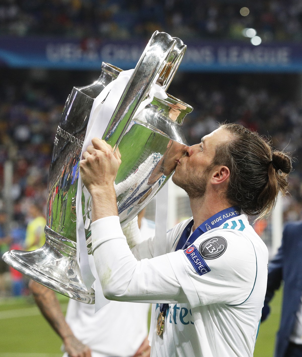 epa06765884 Real Madrid's Gareth Bale kisses the trophy after the UEFA Champions League final between Real Madrid and Liverpool FC at the NSC Olimpiyskiy stadium in Kiev, Ukraine, 26 May 2018. Re ...