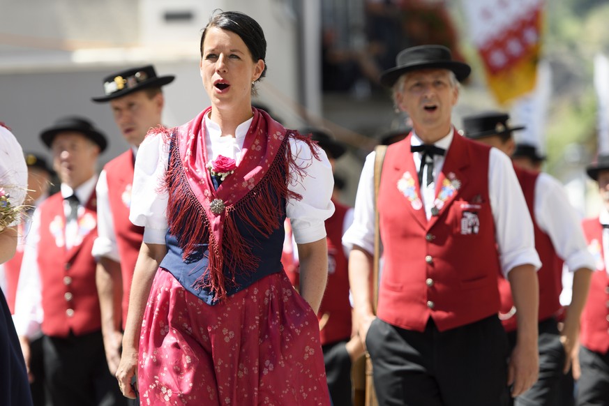 Des jodleurs chantent en costume traditionel lors du cortege de la 30eme edition de la Fete federal de jodler (Eidgenoessisches Jodlerfest) ce dimanche 25 juin 2017 a Brigue Brig en Valais. (KEYSTONE/ ...
