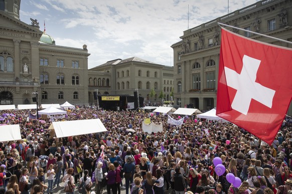 Teilnehmerinnen bei einer Kundgebung zum Frauenstreik stehen auf dem Bundesplatz, am Freitag, 14. Juni 2019 in Bern. (KEYSTONE/Peter Klaunzer)