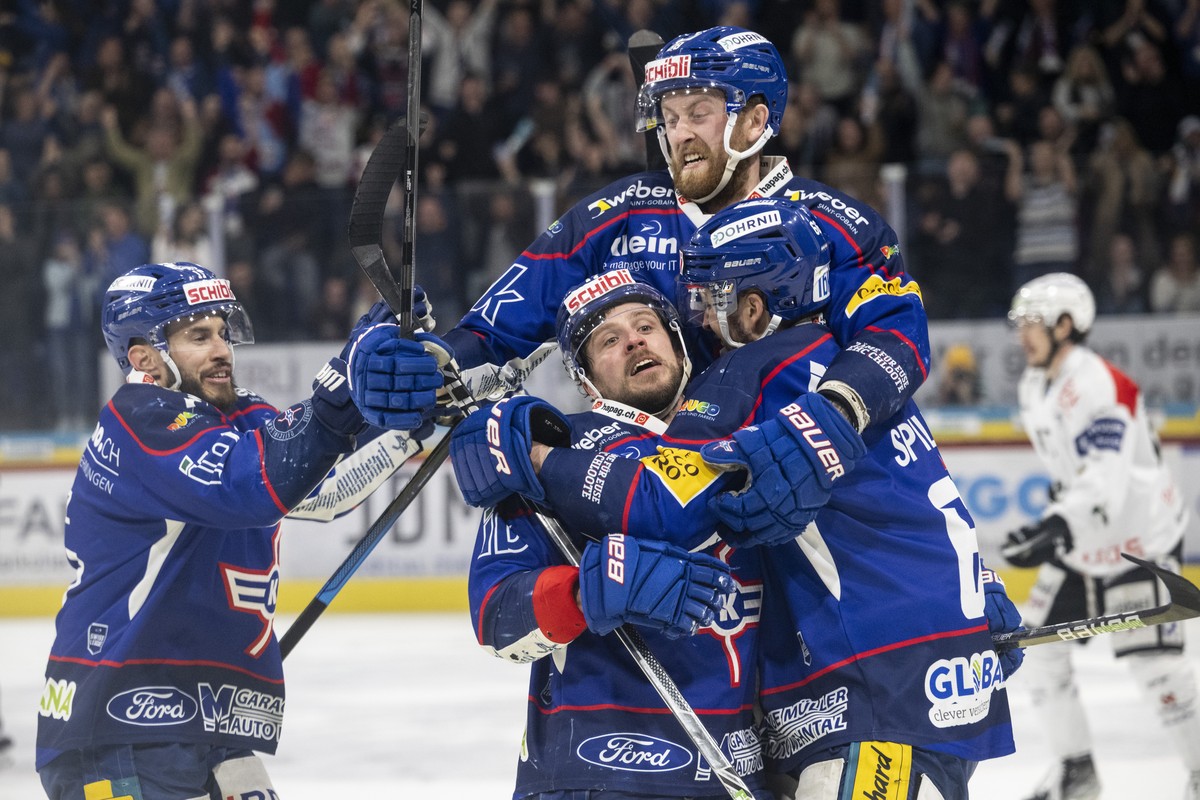 Kloten's Niki Altorfer jubelt nach seinem 1:0 Tor im fuenften Eishockey Playoff-Finalspiel der Swiss League zwischen den EHC Kloten und dem EHC Olten am Mittwoch 20. April 2022, in der stimo aren ...