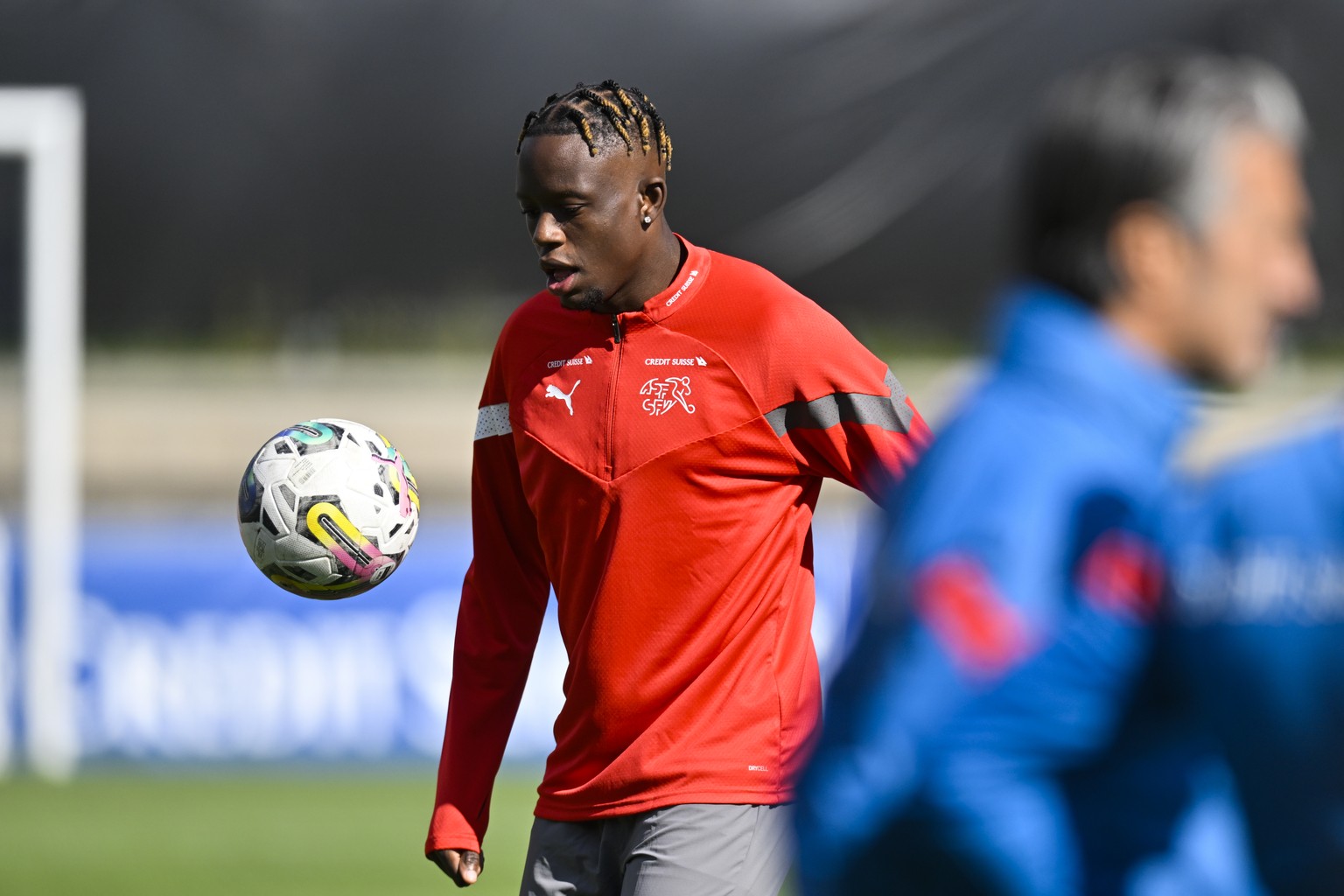 Denis Zakaria, links, und Cheftrainer Murat Yakin im Training der Schweizer Fussball Nationalmannschaft, am Dienstag, 20. September 2022, in Bad Ragaz. Die Nationalmannschaft ist vor Ort im Trainingsl ...