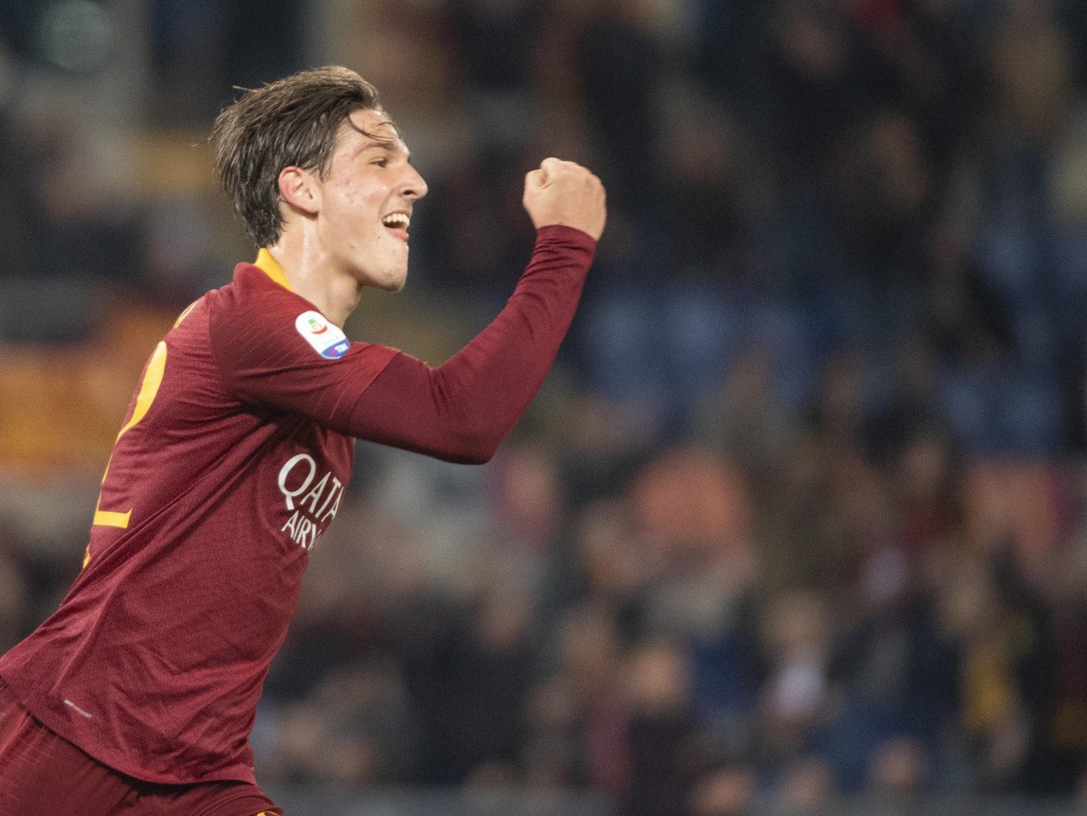 epa07483387 Roma's Nicolo Zaniolo jubilates after scoring the 1-1 goal during Italian Serie A soccer match between AS Roma and ACF Fiorentina at Olimpico stadium in Rome, Italy, 03 April 2019. EP ...