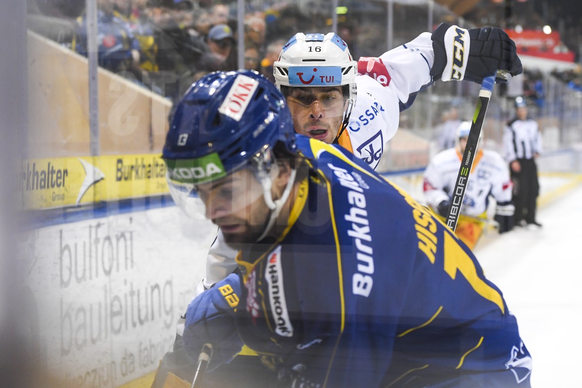 Zugs Raphael Diaz, rechts, gegen Davos' Luca Hischier, beim Eishockey-Qualifikationsspiel der National League zwischen dem HC Davos und dem EV Zug, am Dienstag, 18. Februar 2020, im Eisstadion in ...