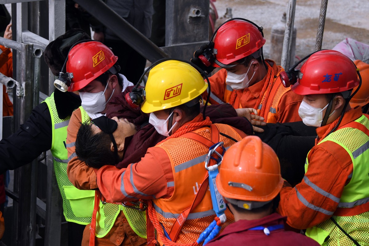 epaselect epa08961562 A picture released by Xinhua News Agency shows a trapped miner being lifted from a gold mine in Qixia City, east China's Shandong Province, 24 January 2021. The miner, who h ...