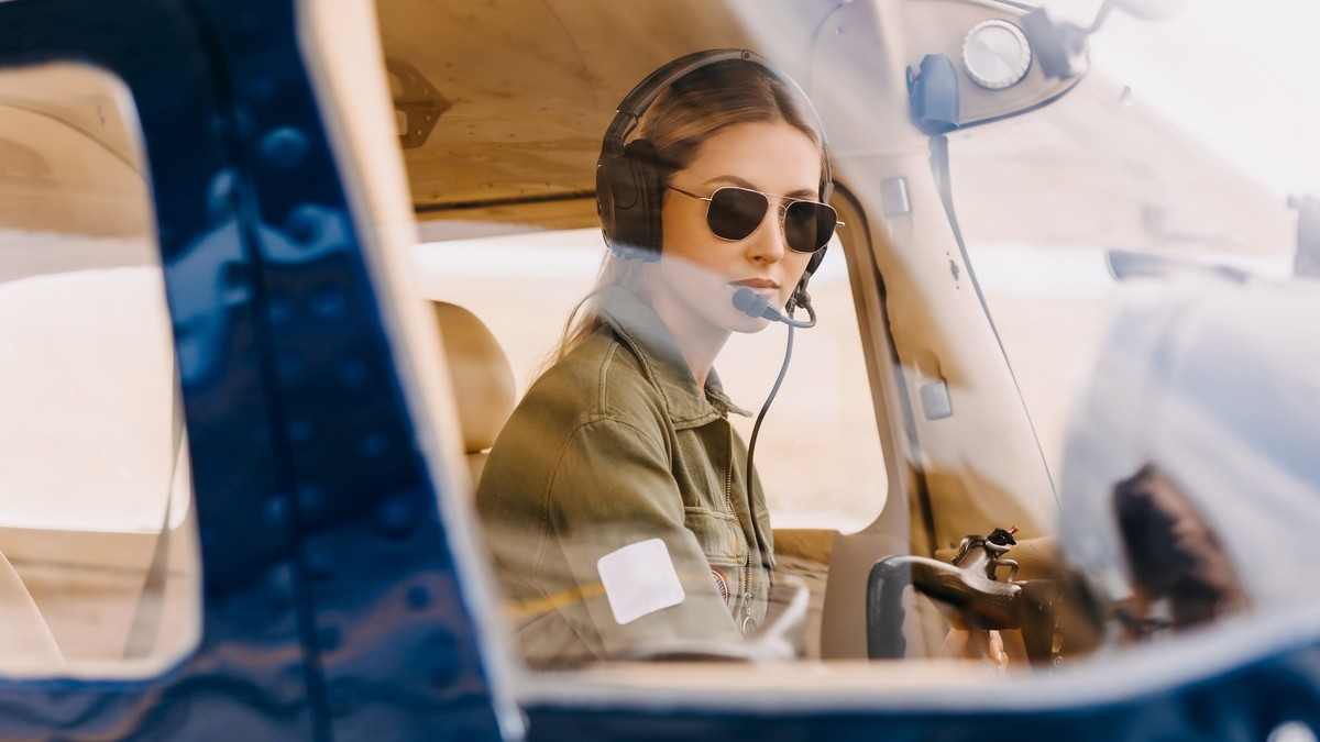 Piloto tem ataque cardíaco e esposa pousa avião
 #ÚltimasNotícias #Suiça