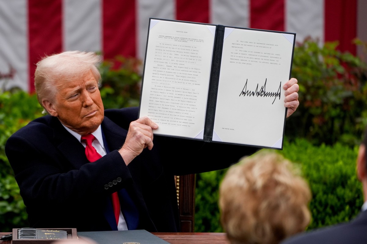 epa12006231 US President Donald Trump US President Donald Trump holds up a signed executive order during a tariff announcement in the Rose Garden of the White House in Washington, DC, USA, 02 April 20 ...