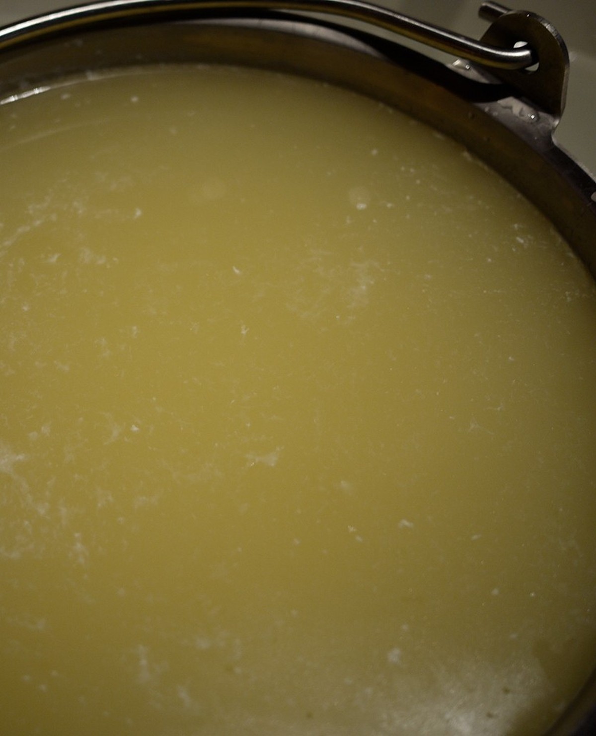 Die wässrige Molke: Sie bleibt als Restflüssigkeit nach dem Käsen zurück.
https://commons.wikimedia.org/wiki/File:Goat_Cheddar_-_Lotsa_whey.jpg