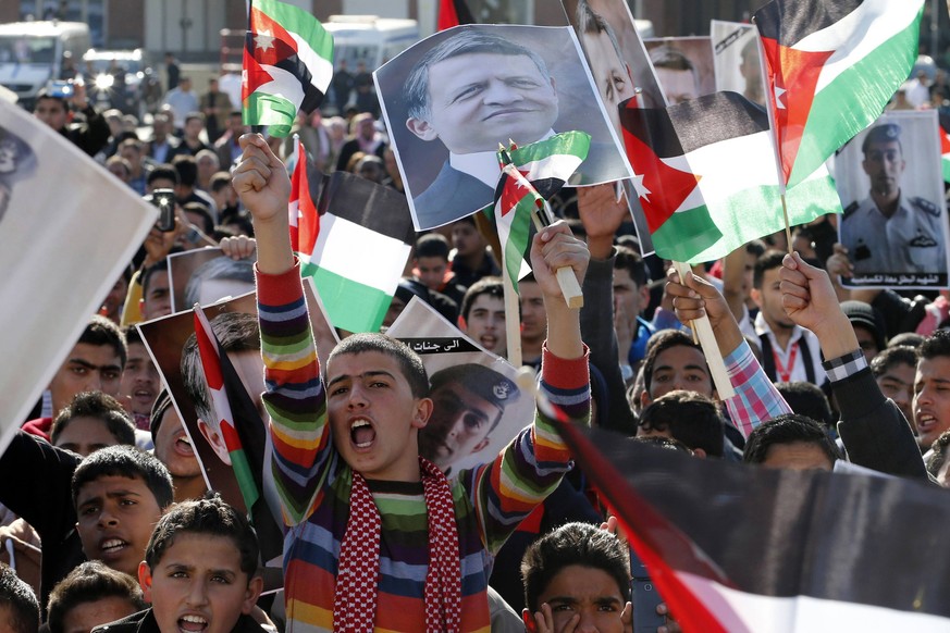 Jordanische Demonstranten in Amman halten Bilder ihres Königs und des getöteten Kampfpiloten in die Höhe.&nbsp;