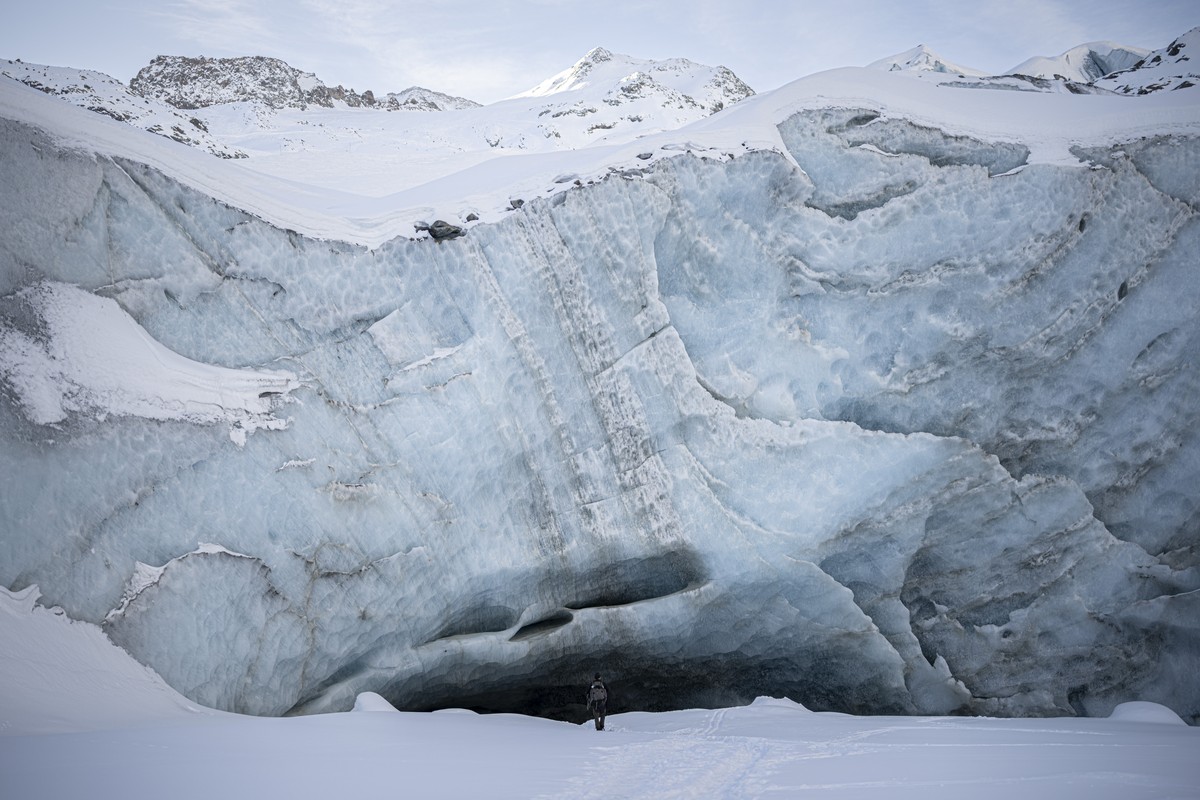Ein Fotograf auf dem Morteratschgletscher, aufgenommen am Sonntag, 18. Februar 2024, in Pontresina. (KEYSTONE/Gian Ehrenzeller) A photographer on the Morteratsch glacier, pictured on Sunday, February  ...