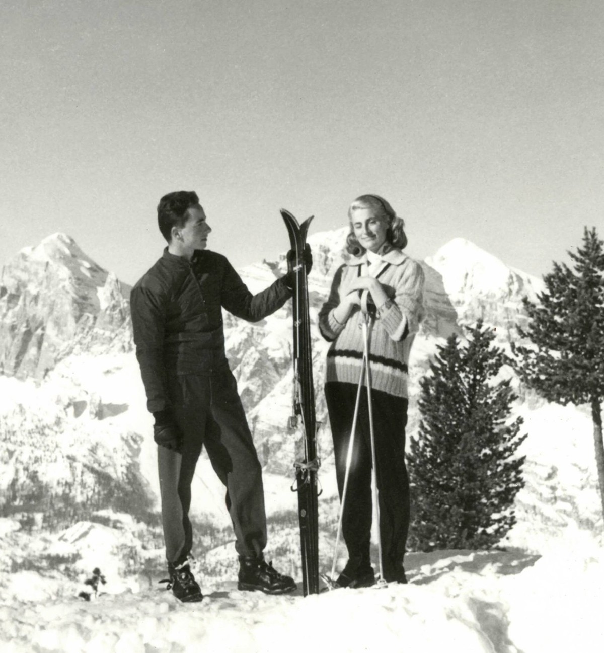 A couple on the snow, Italy 11118

A COUPLE ON The Snow Italy 11118