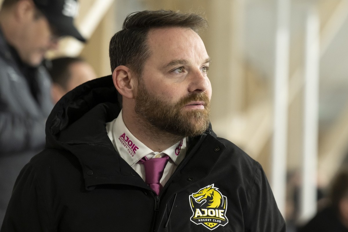 Ajoies Cheftrainer Julien Vauclair reagiert beim sechsten Eishockey Playout Spiel der National League zwischen dem HC Ajoie und den SCL Tigers in der Raiffeisen Arena in Porrentruy, am Samstag, 25. Ma ...