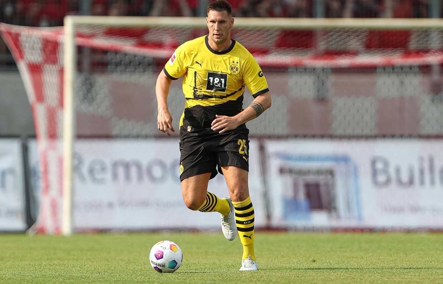 Germany, Oberhausen, 19.07.2023, Stadion Niederrhein, Rot-Weiss Oberhausen - Borussia Dortmund - Freundschaftsspiel, Niklas Süle Borussia Dortmund controls the ball Oberhausen Stadion Niederrhein Nort ...