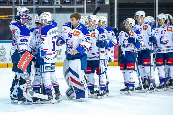 ZSC Lions Torhueter Ludovic Waeber, von links, Raphael Prassl, Lukas Flueeler und seine Mitspieler feiern den 2-1 Sieg in der Verlaengerung im Eishockey-Meisterschaftsspiel der National League zwische ...