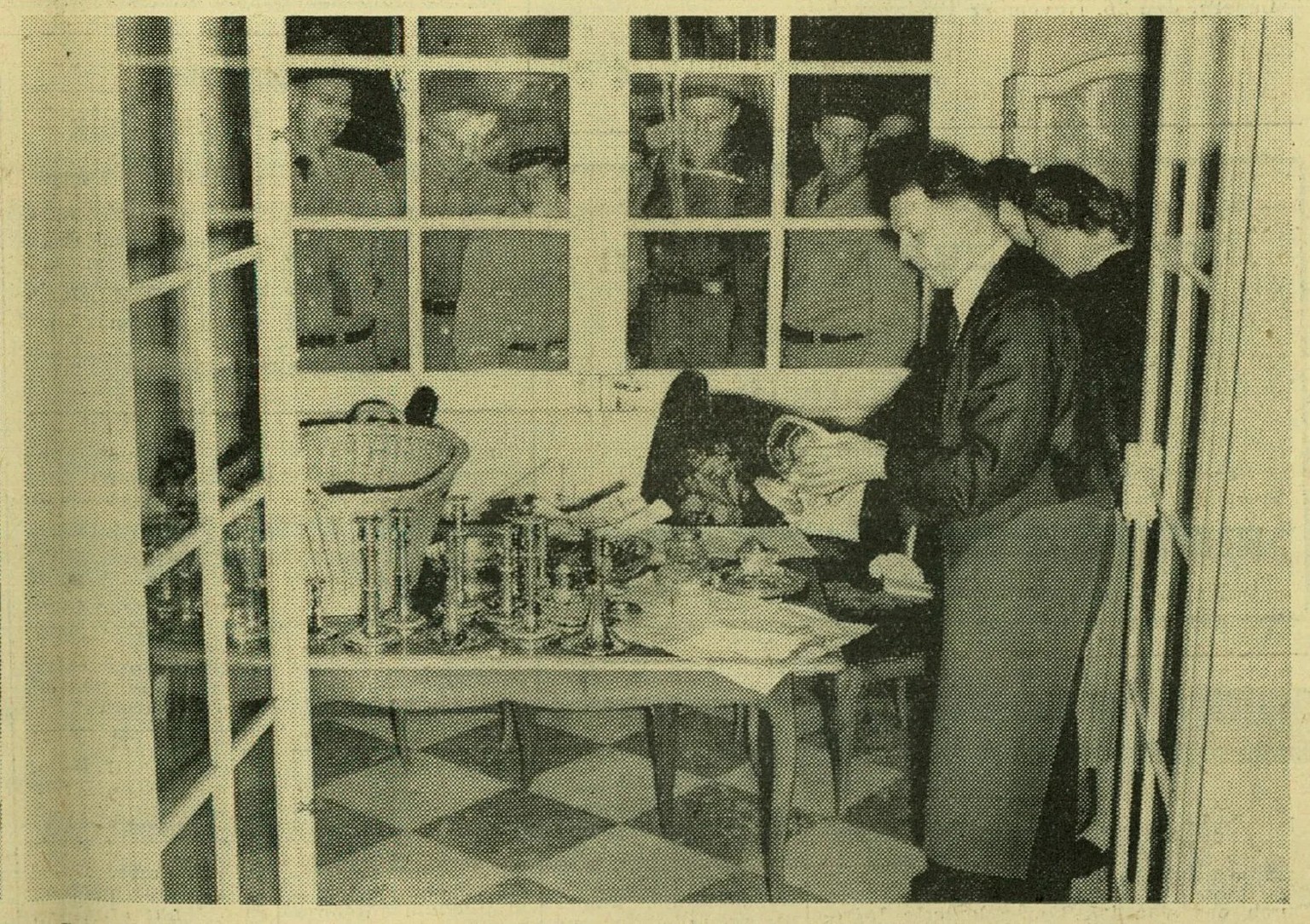 Im Schloss Jegenstorf unter den Auspizien von Wachtsoldaten: Angestellte des Hotels Bellevue-Palace polieren das bei der Firma Jezler geliehene Silber auf Hochglanz. Luzerner Tagblatt, 27. November 19 ...