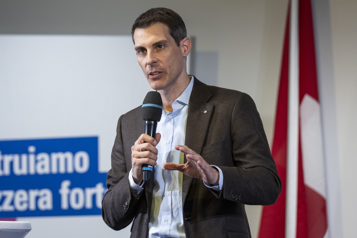 Parteipraesident Thierry Burkart, FDP-AG, spricht an der Delegiertenversammlung der FDP, am Samstag, 18. Oktober 2025, in Bern. (KEYSTONE/Peter Schneider)