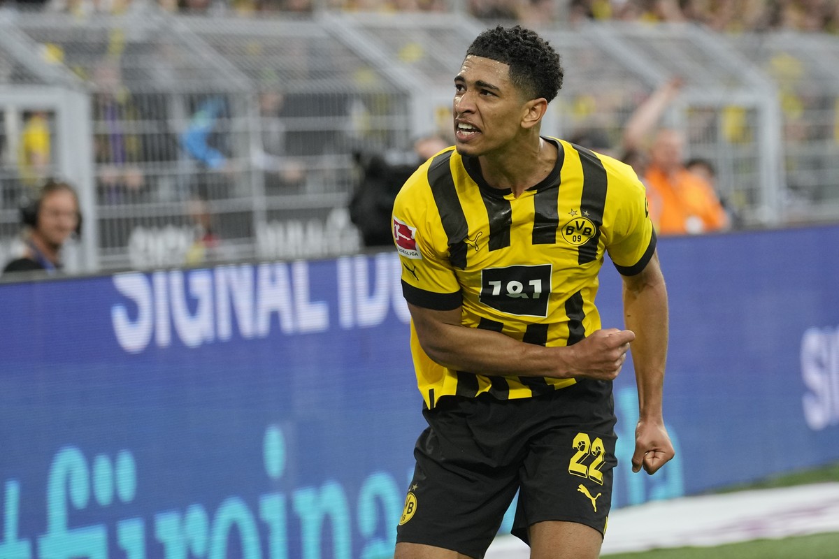 Dortmund's Jude Bellingham celebrates after scoring his side's sixth goal during the German Bundesliga soccer match between Borussia Dortmund and VfL Wolfsburg in Dortmund, Germany, Saturday ...