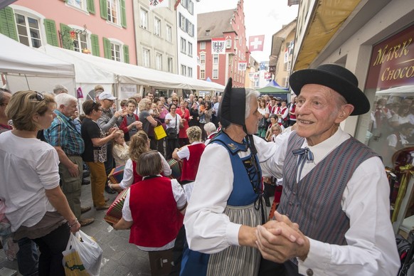 Eine Gruppe Laendlermusiker und ein tanzendes Paar bei einem Platzkonzert anlaesslich des Eidgenoessischen Volksmusikfest vom Samstag, 12. September 2015 in der Altstadt von Aarau. (KEYSTONE/Urs Fluee ...