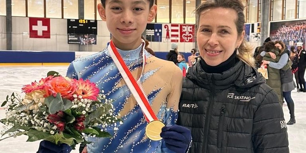 Ean Weiler ist 15 Jahre alt und bereits zweifacher Schweizer Meister bei den Junioren im Eiskunstlauf. Für seinen Traum, einmal bei grossen internationalen Wettkämpfen zu starten, trainiert er 20 Stun ...