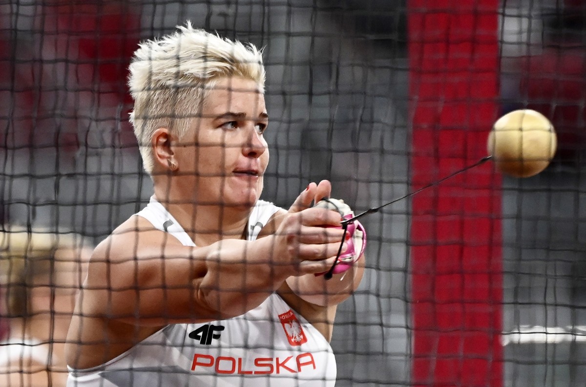 epa09391565 Anita Wlodarczyk of Poland competes in the Women's Hammer Throw final during the Athletics events of the Tokyo 2020 Olympic Games at the Olympic Stadium in Tokyo, Japan, 03 August 202 ...