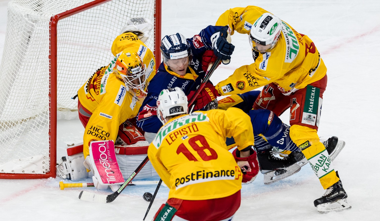 EV Zugs Carl Klingberg, Mitte, gegen SCL Tigers Torhueter Luca Boltshauser, Sami Lepistoe und Miro Zryd, von links, im Eishockey Qualifikationsspiel der National League zwischen dem EV Zug und den SCL ...