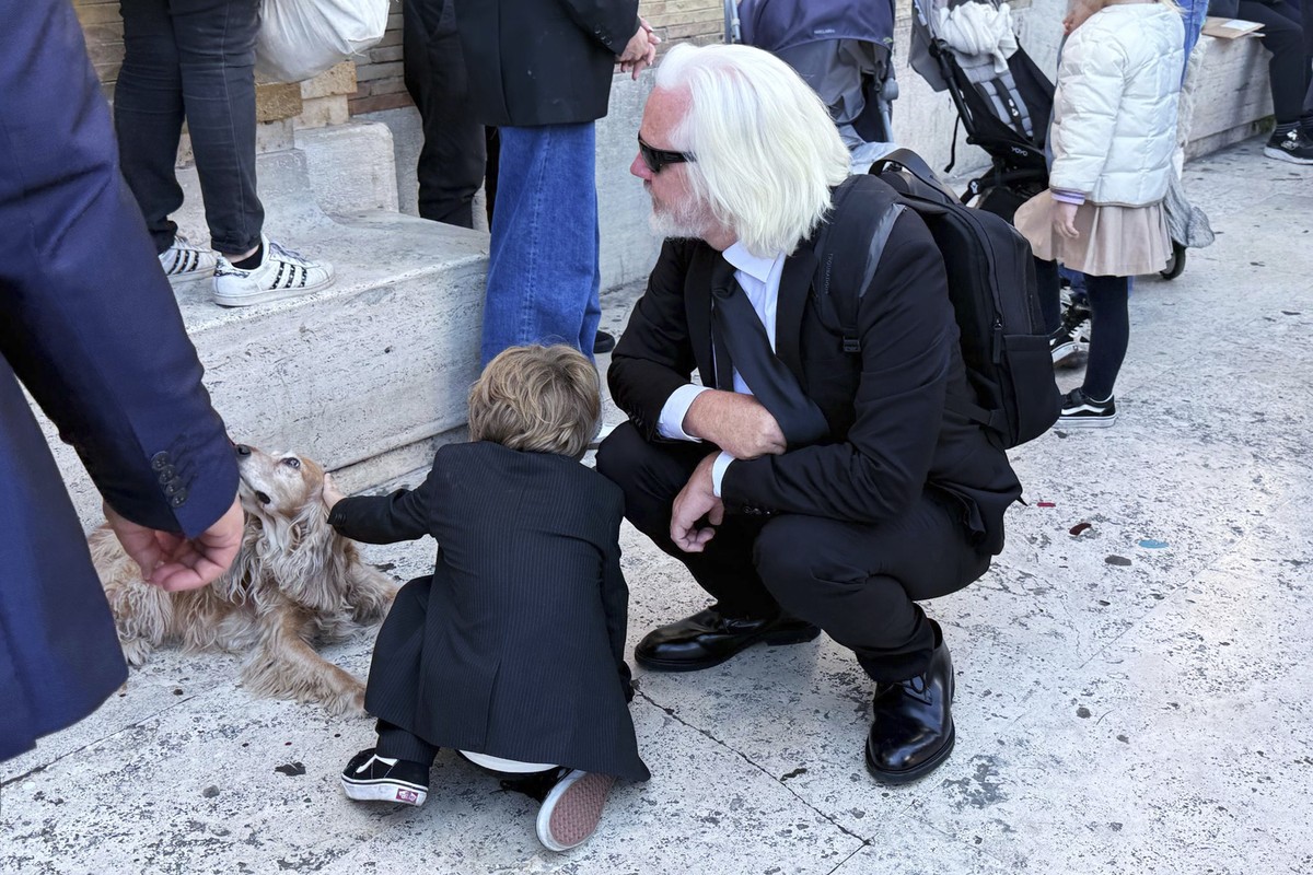 KEYPIX - Julian Assange attends the funeral of Pope Francis in St. Peter's Square at the Vatican, Saturday, April 26, 2025. (Giusi Brega/LaPresse via AP)