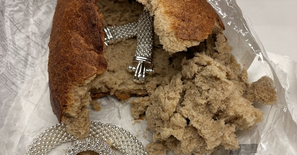 Zoll-in-St-Margrethen-SG-findet-gestohlenen-Schmuck-in-einem-Brot