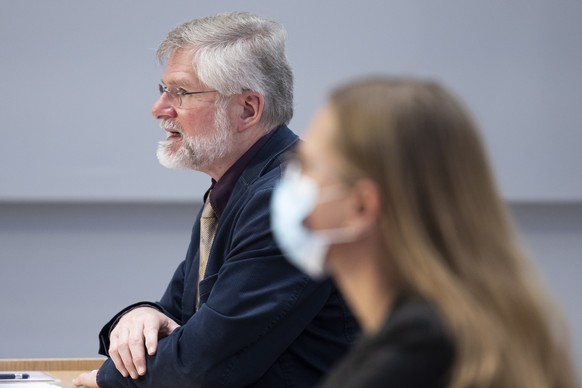 Rudolf Hauri, Kantonsarzt Zug, Praesident der Vereinigung der Kantonsaerztinnen und Kantonsaerzte VKS, spricht neben Virginie Masserey, Leiterin Sektion Infektionskontrolle, Bundesamt fuer Gesundheit  ...