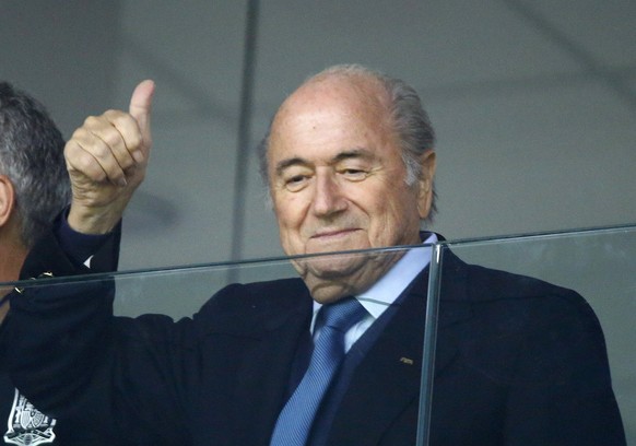 Sepp Blatter hebt den Daumen für die Einführung des Videobeweises.