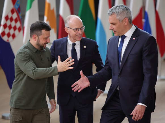 epa11441356 (L-R) Ukraine&#039;s President Volodymyr Zelensky, Luxembourg&#039;s Prime Minister Luc Frieden and Austria&#039;s Chancellor Karl Nehammer arrive for a family photo during a European Coun ...