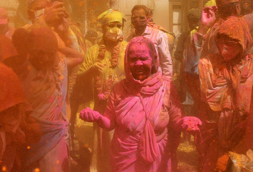 epa09826312 Indian widows participate in the Holi festival in Vrindavan, Uttar Pradesh, India, 15 March 2022. Hundreds of widows from Vrindavan and Varanasi gathered to mark the holi festival after th ...